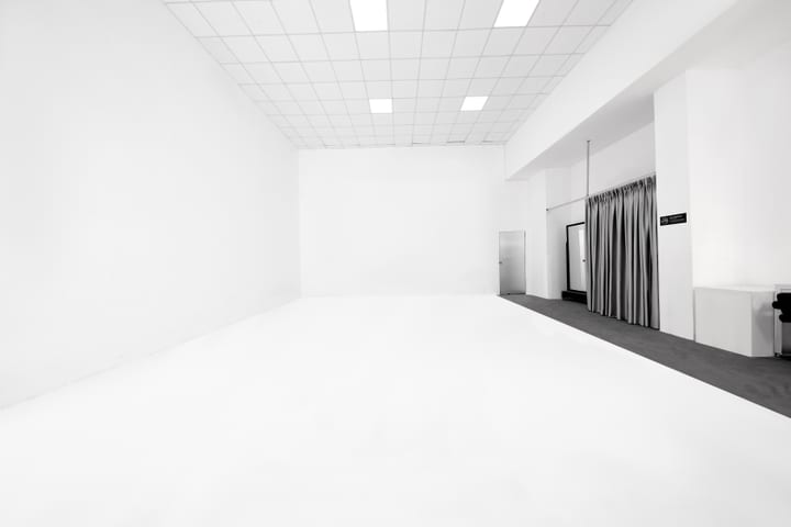 Studio trắng với khu vực có rèm che