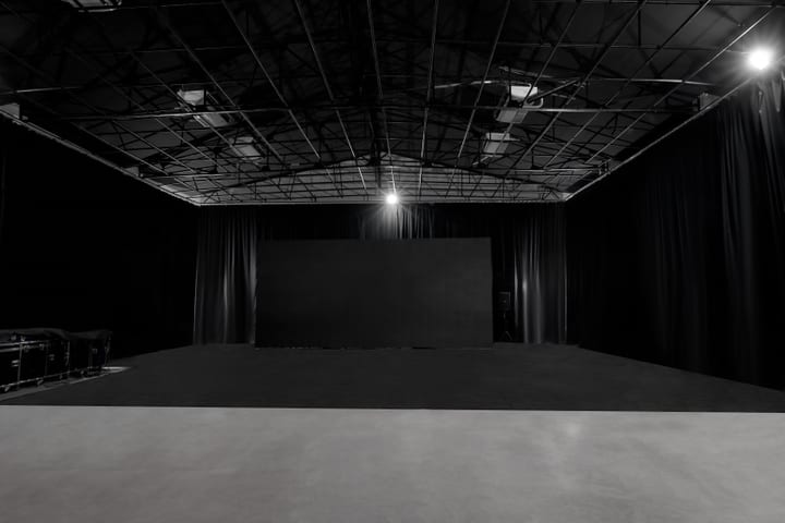 Studio với rèm đen