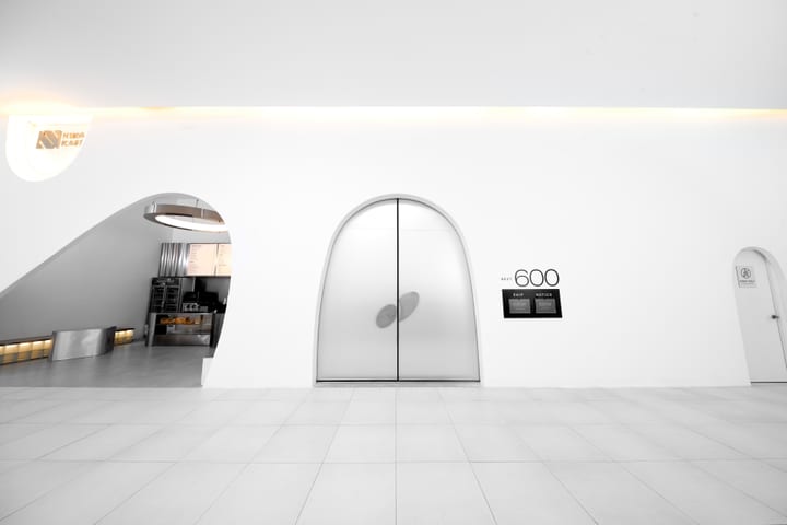 Lối vào studio hình vòm cạnh quán cà phê