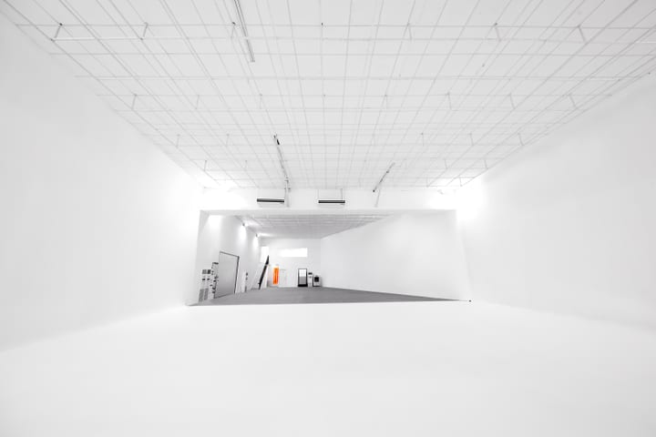 Studio trắng với hệ khung trên trần